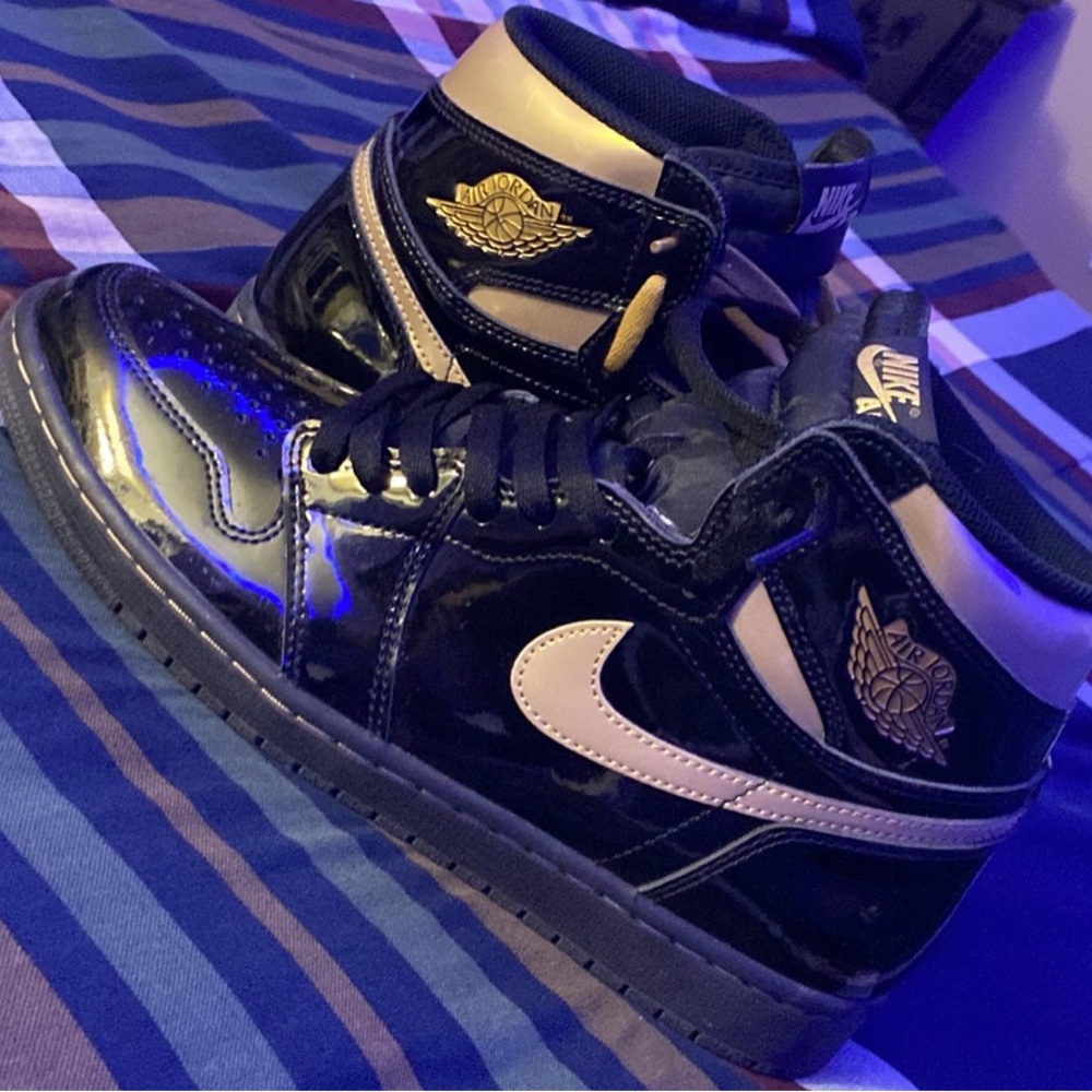 Jordan 1 Retro High Black Metallic Gold size 10/2 - Picture 2 of 16